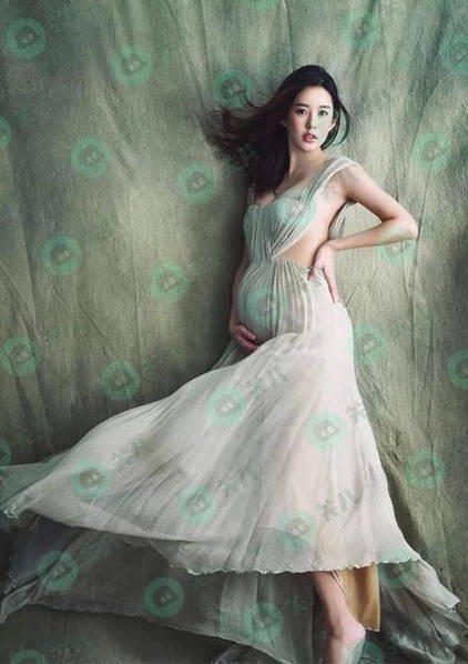 关爱八卦成长协会在网上曝光了一组陈赫妻子张子萱怀孕时期的照片