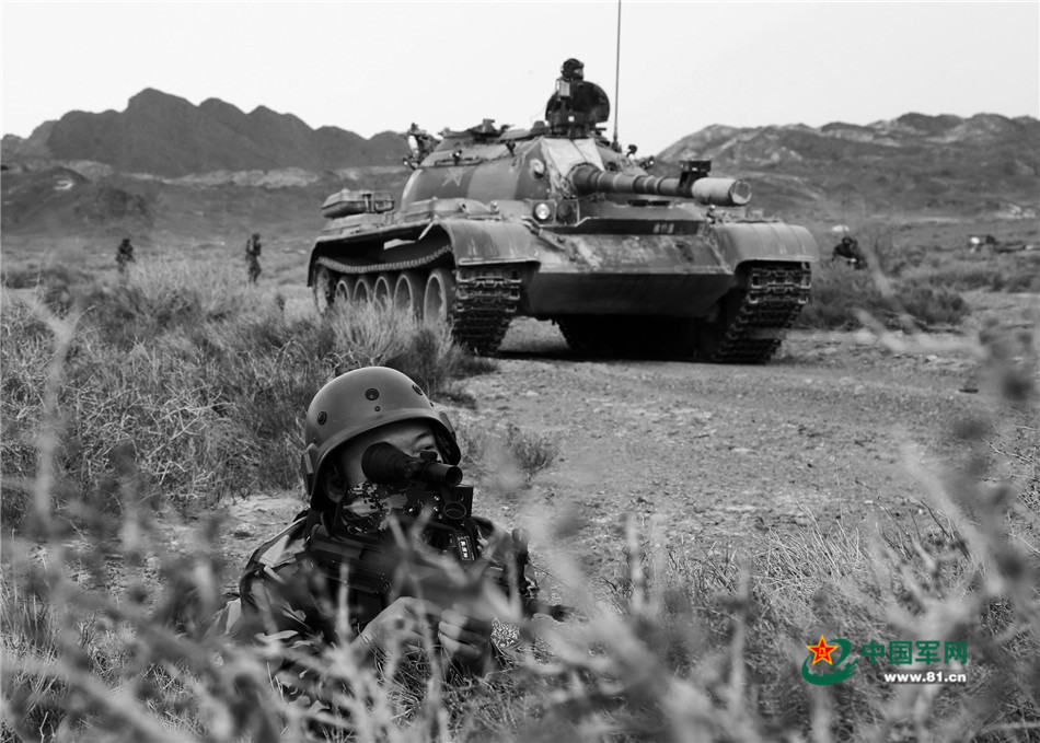 新疆某装甲团戈壁对抗演练 构设逼真战场环境