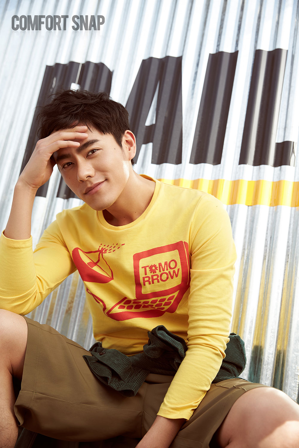 李程彬初夏街拍 白t仔裤清爽有型笑眼迷人