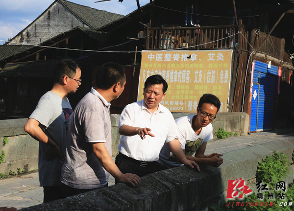 靖州縣委副書記,縣長田連釗在渠陽鎮土橋社區查看渠江水位. 何嫘閔 