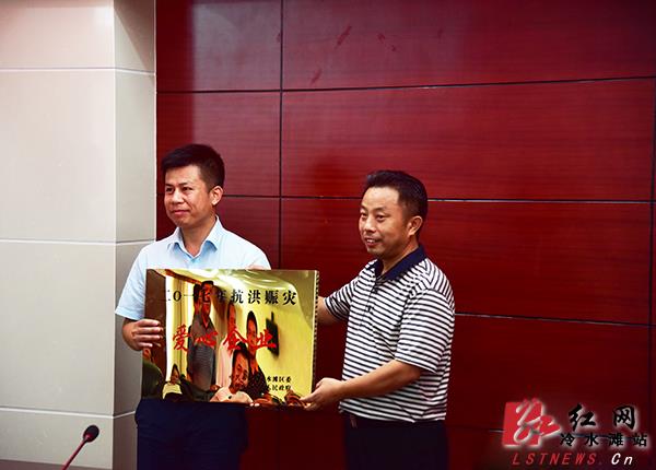 永州市冷水滩区委副书记,区长桂砺锋为异地商会颁发了荣誉奖章.