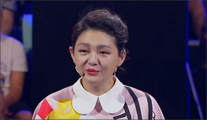 大s带孩子海岛度假衣着宽松微微发福