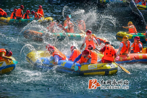 金洞漂流人气火爆 数千游客体验"速度与激情"