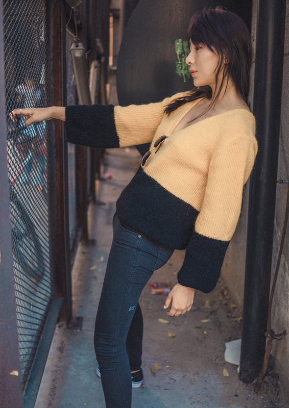 了一组暖冬写真,她身穿深v领黄色毛衣,透出冬日小性感,搭配黑色牛仔裤