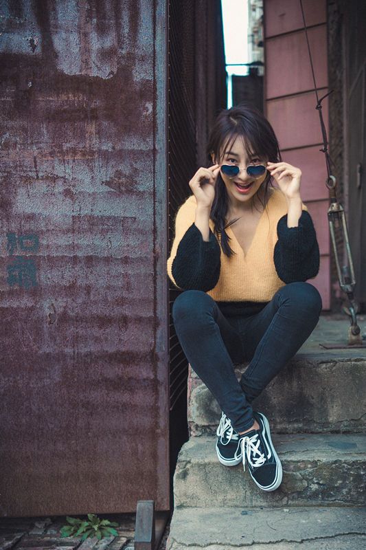 了一组暖冬写真,她身穿深v领黄色毛衣,透出冬日小性感,搭配黑色牛仔裤