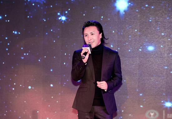 曹轩宾亮相艺术盛典 帅气西装时尚有型