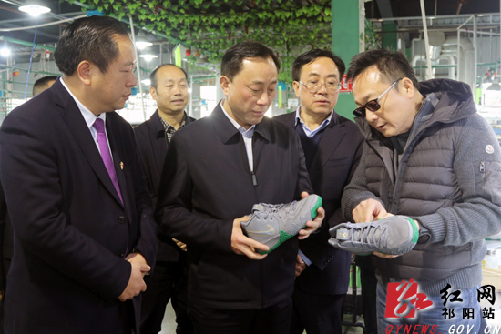 市政府秘书长陈宇荣,祁阳县委书记周新辉陪同调研.