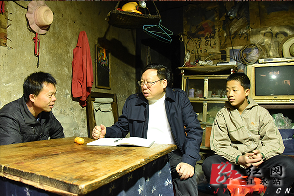 江永县委书记周立夫在水田村何仁义家中.资料图