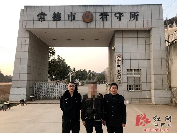 嫌疑人被押往看守所.