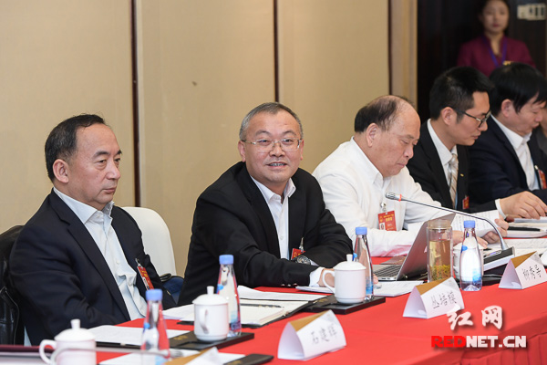 柳秀导代表正在建言.