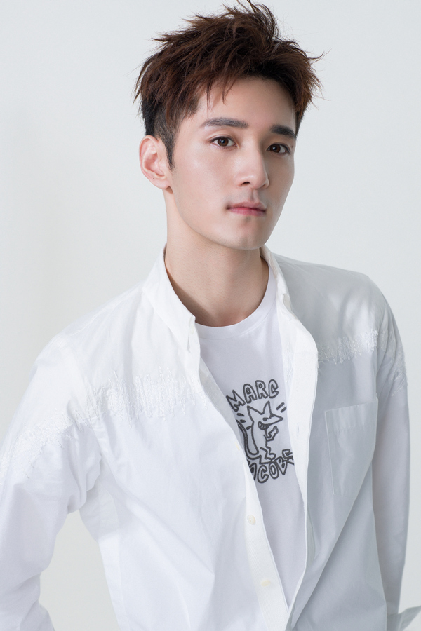 何奉天写真曝光何奉天文艺十足据悉,由关晓彤,宋威龙,白鹿,何奉天等