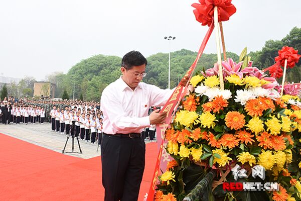 益阳市委书记,市人大常委会主任瞿海为烈士花篮整理绶带.
