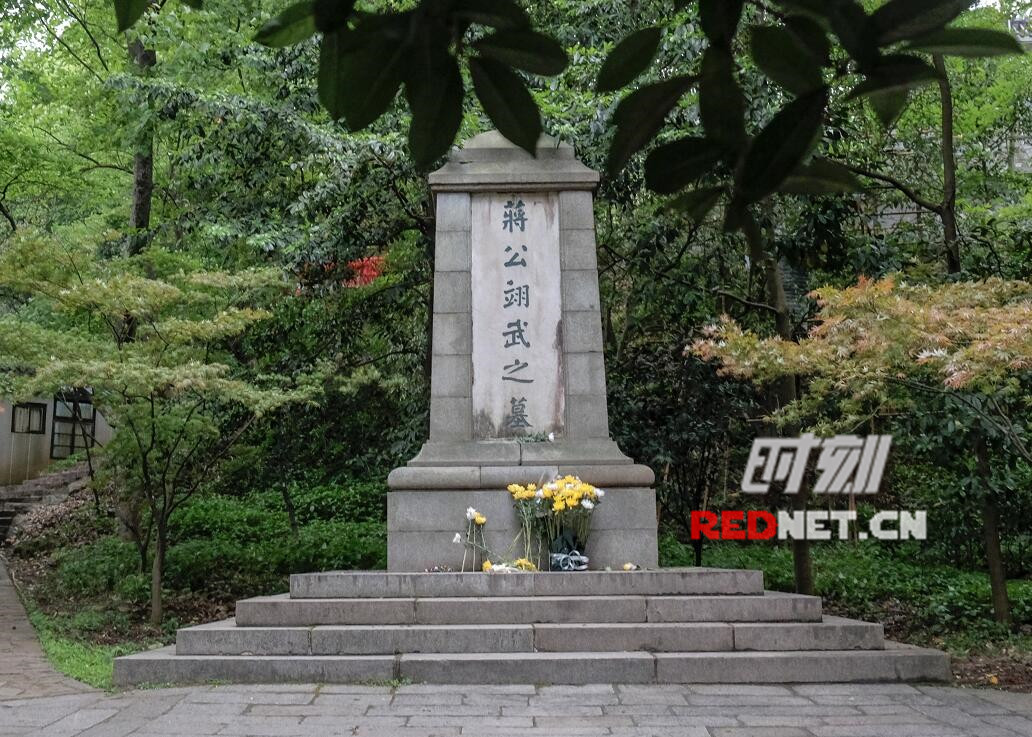4月5日,蒋翊武墓前摆放着游人敬献的鲜花