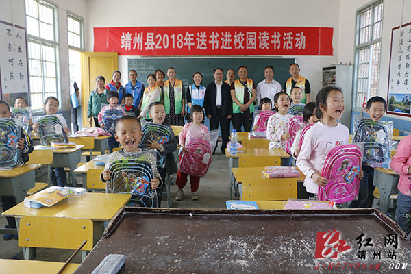 县图书馆的流动图书车驶进甘棠镇大桥小学,中心小学,开展送书进校园