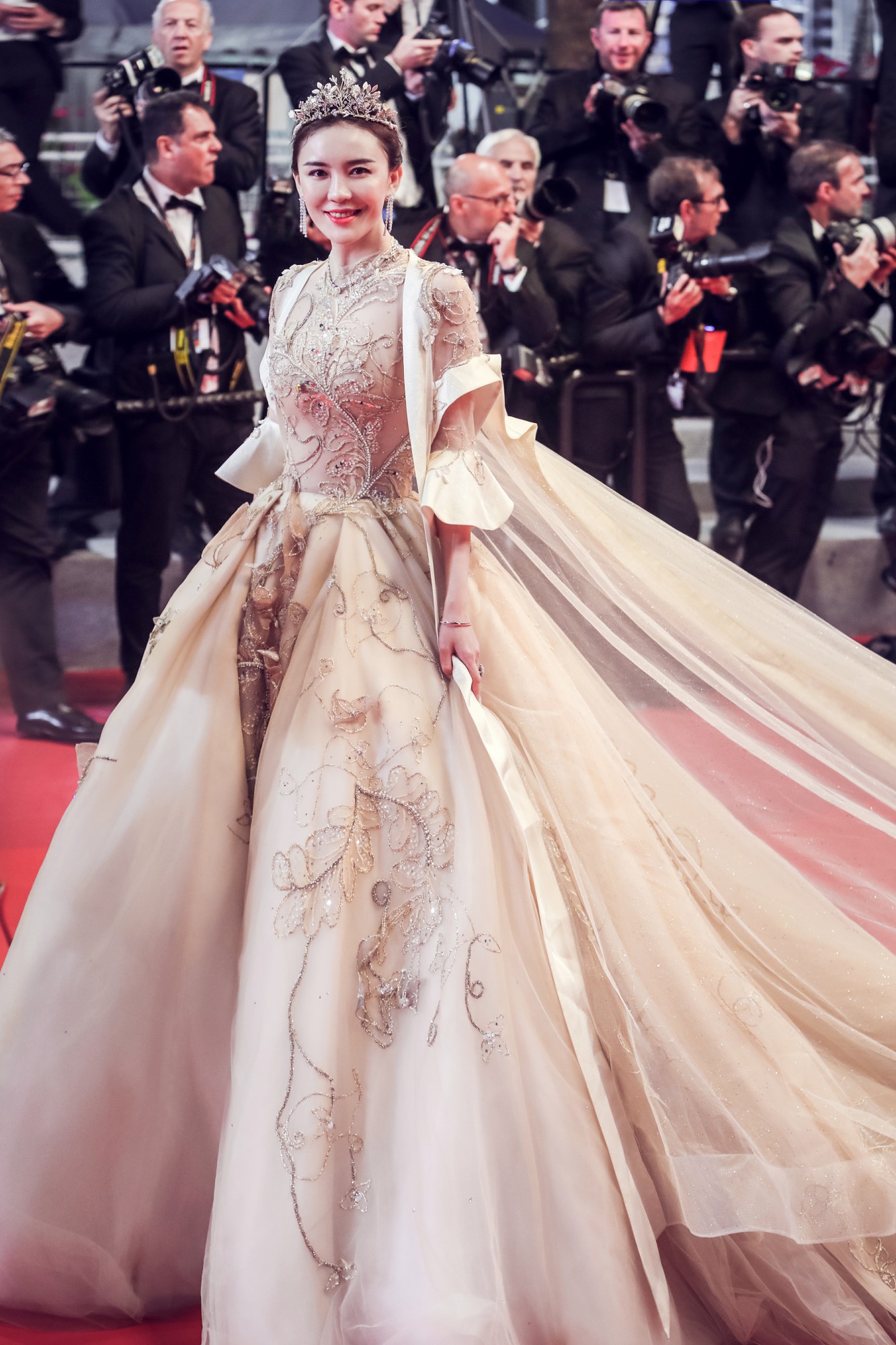 吕佳容凭戛纳"战袍"被誉电影节中最出彩女星