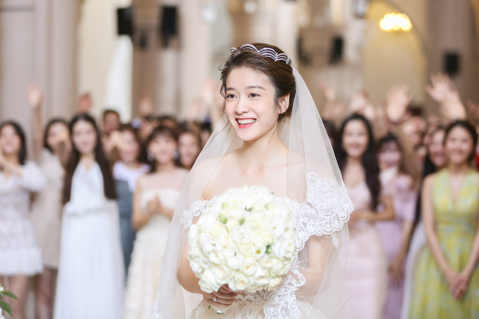 张雪迎泡沫之夏穿婚纱狂撒糖寄语角色获祝福