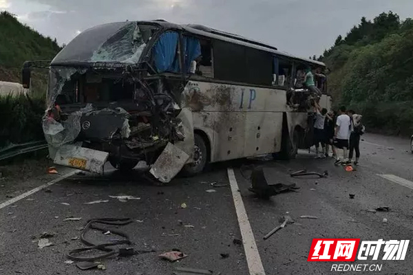 高速公路上目睹车祸 株洲民警救下一车人_株洲_湖南频道