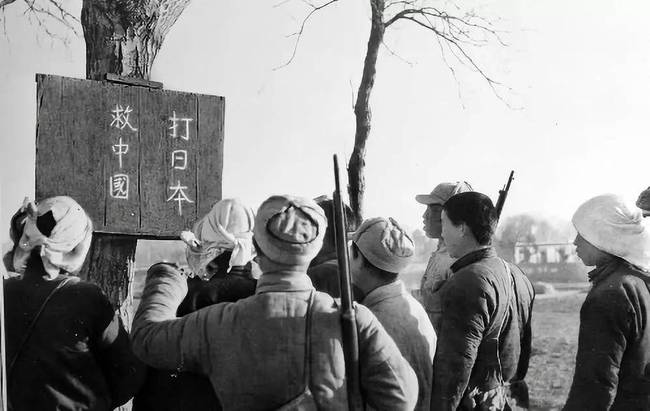 八路军和新四军深入敌后建立根据地,宣传群众,组织群众,武装群众.