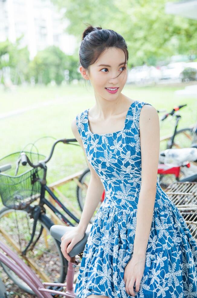 金晨开学季清新写真 丸子头连衣裙穿梭校园