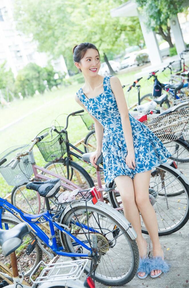 金晨开学季清新写真 丸子头连衣裙穿梭校园