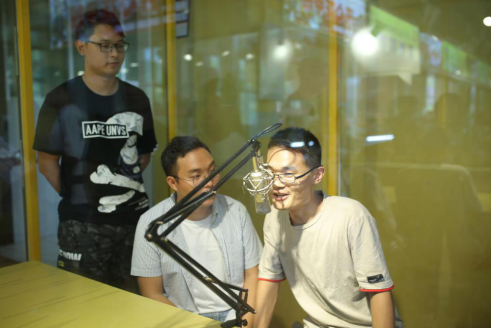 时间并不长的节目录制,吸引不少外校甚至外地粉丝前来观看,有莫大人