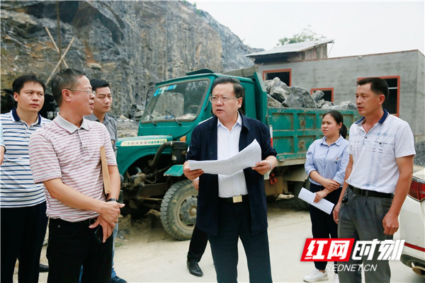 10月9日,郴州市委书记易鹏飞来到宜章县调研精准扶贫工作.