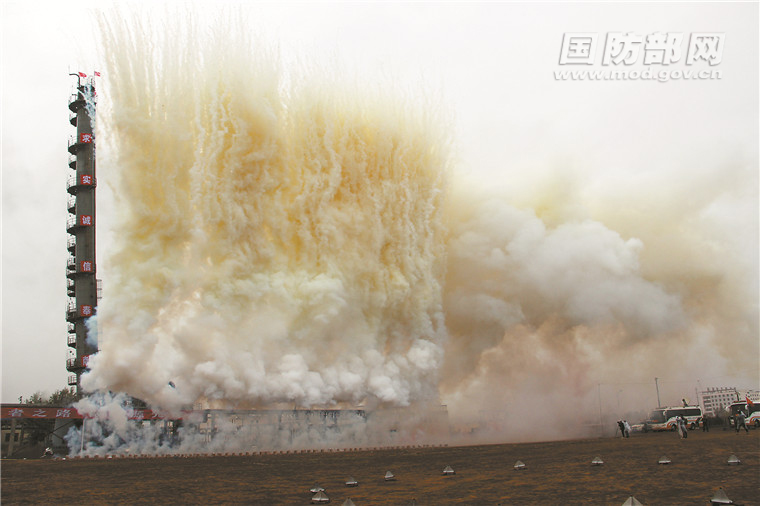 人防专业队施放烟幕,对重要经济目标进行伪装防护.胡旭强 摄