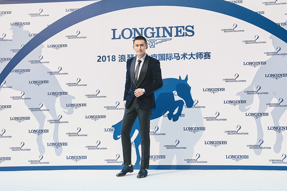 张哲瀚受邀出席国际马术赛 丝绒西装展绅士气质