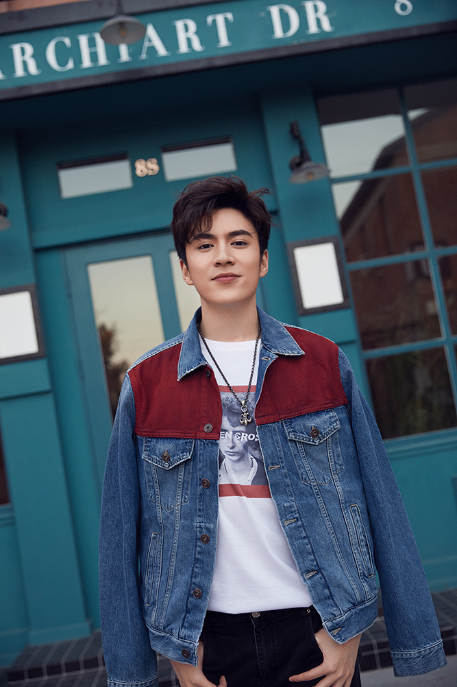 超新星夏宁骏街拍曝光 帅气笑颜尽显青春活力